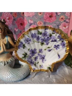 DECOUPAGE PURPLE FLOWERS ON A SCALLOPED SHELL
